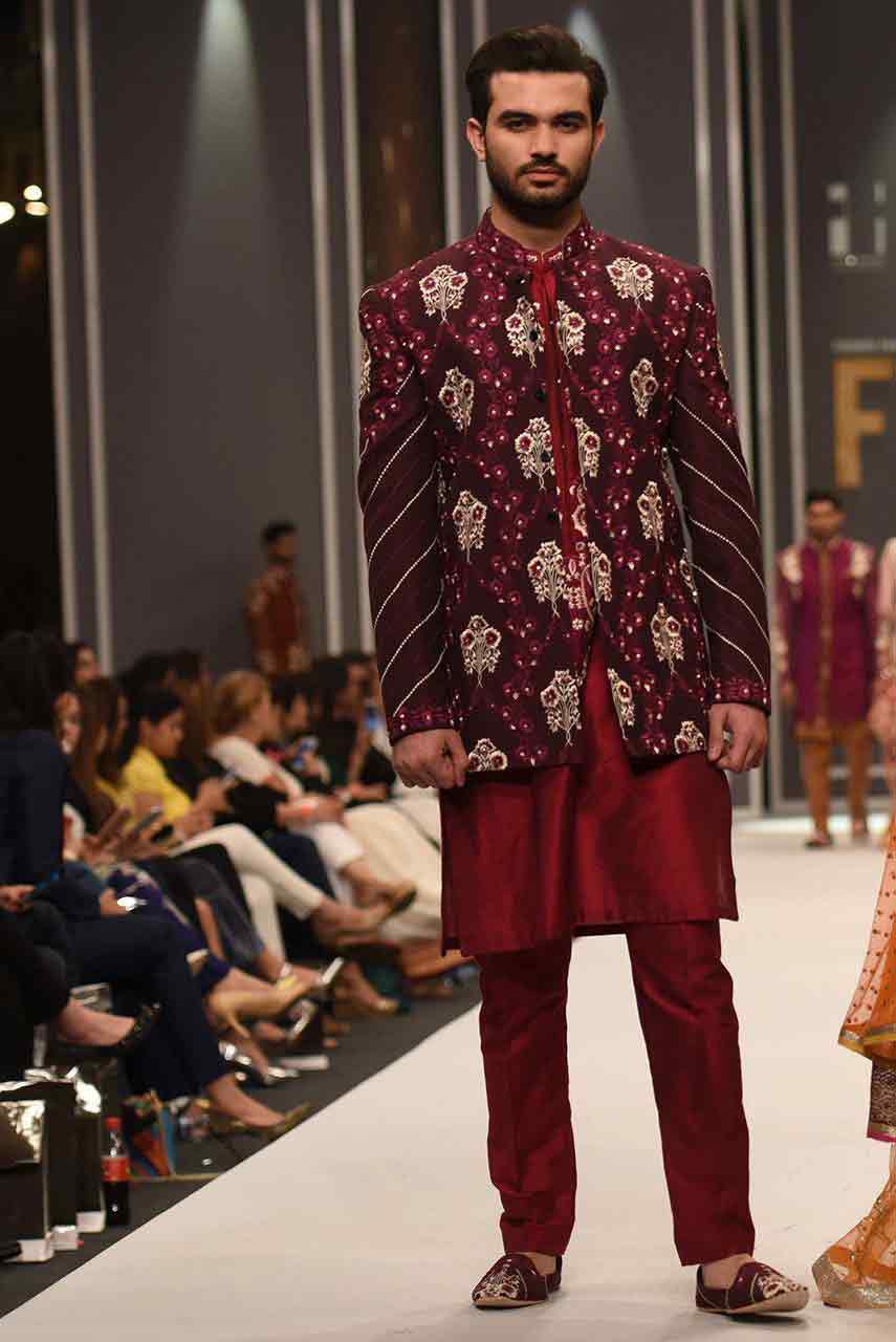 latest style of pakistani groom wedding sherwani designs 2017 for mehndi with embroidered maroon jacket