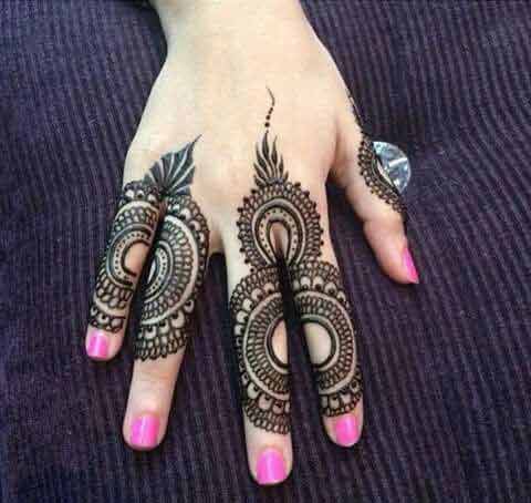 Circular finger mehndi design