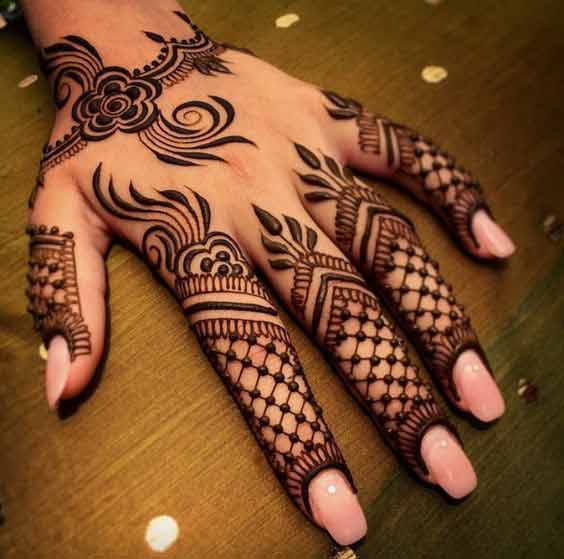 Wrist and fingers mehndi