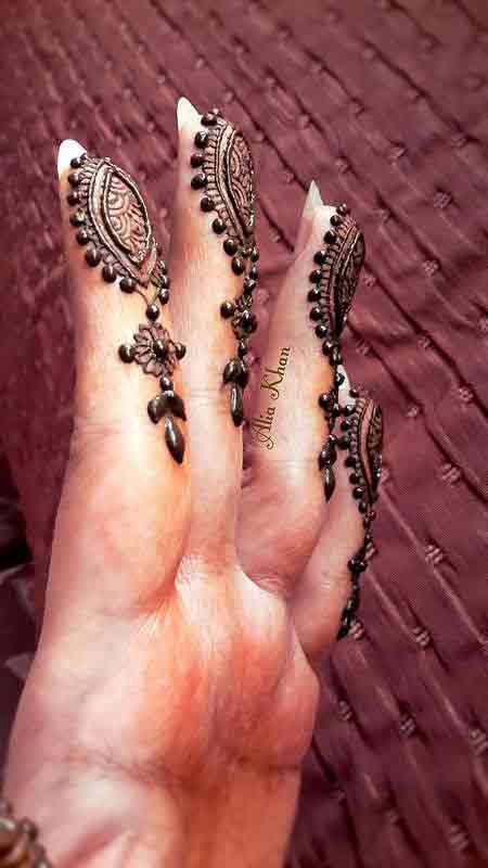 Front hand fingers mehndi