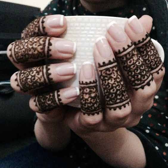 Lacework mehndi for fingers