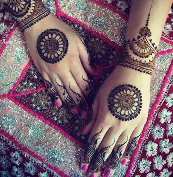 Back hand gold tikka/tikki beautiful and simple Pakistani mehndi designs 2017 for eid