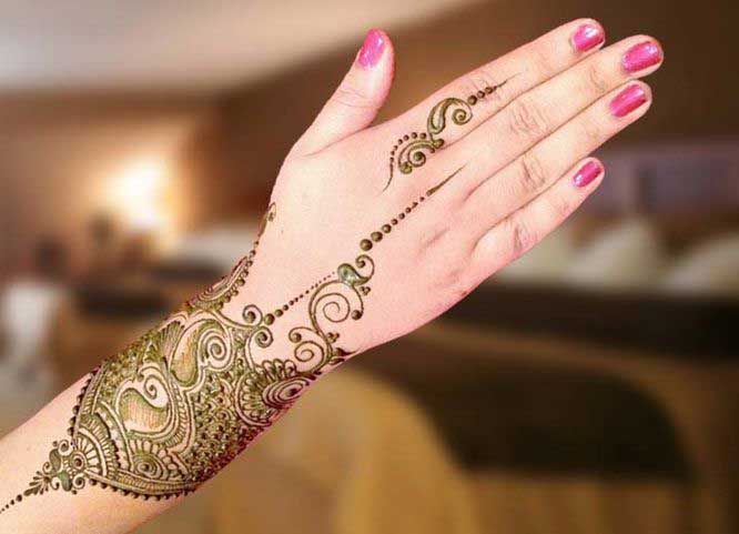 Wrist and back hand beautiful and simple Pakistani mehndi designs 2017 for eid