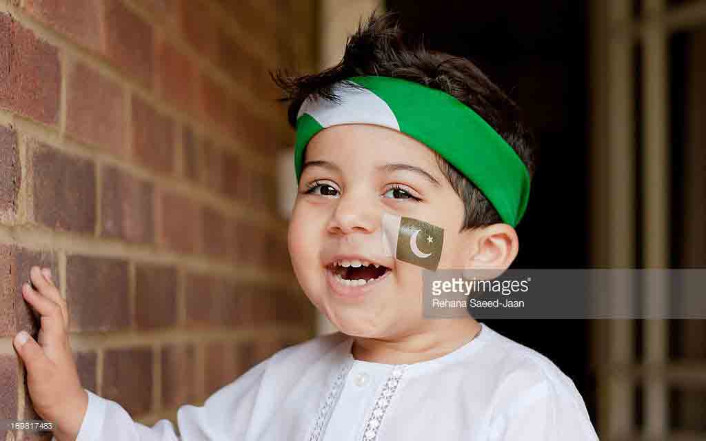 White shalwar kameez with green headband for 14th august dresses for baby boys in Pakistan 2017