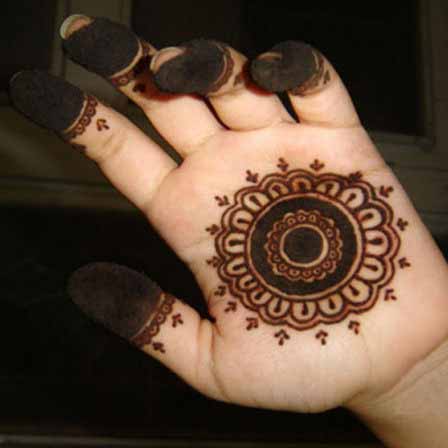 Simple gol tikki mehndi designs for boys hands 2017