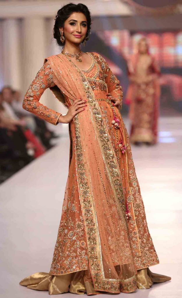 long tail gown for pre wedding
