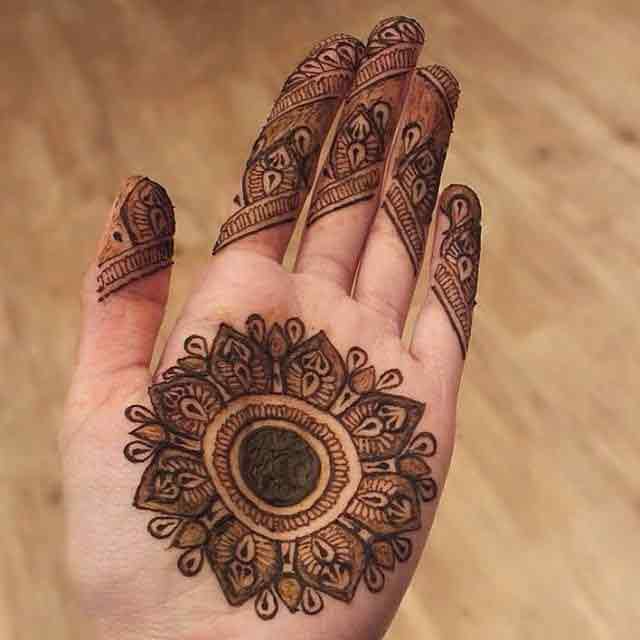 Traditional and simple gol tikka mehndi designs 2017 for front hands