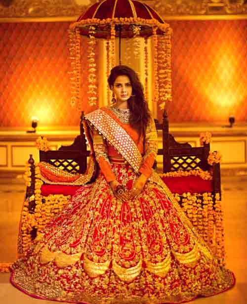 Best lehenga choli style Pakistani bridal dress in red and golden color combinations 2018 with dupatta