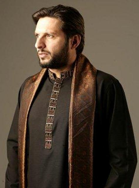 Shahid Afridi in black mehndi kurta designs with brown stole for grooms