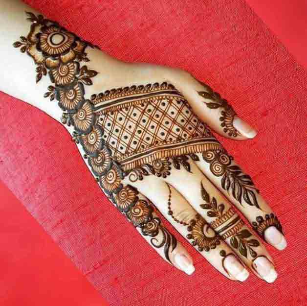 Best floral mehndi with crossed lines