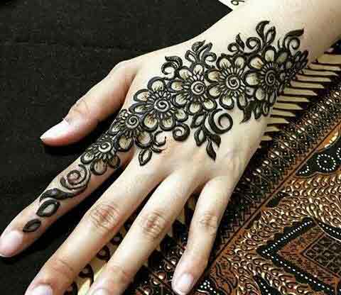 Perennial floral mehndi design