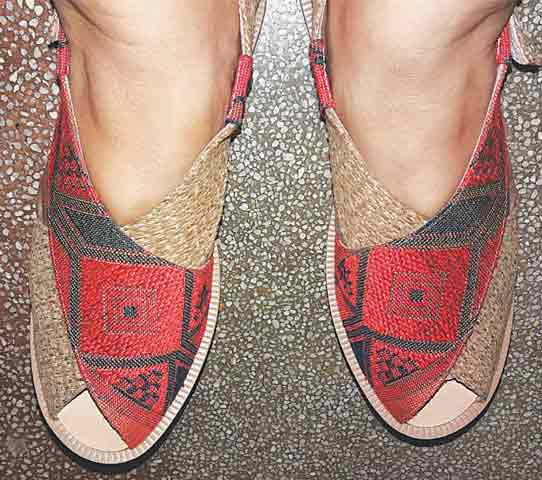 Red and green kohlapuri chappal for girls