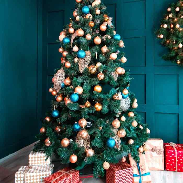 Green and gold Xmas tree decor